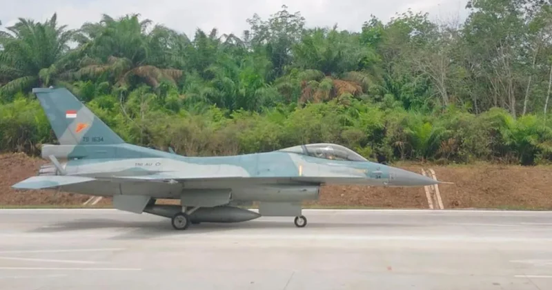 Endonezya otoyolları savaş uçakları için piste dönüştürüyor