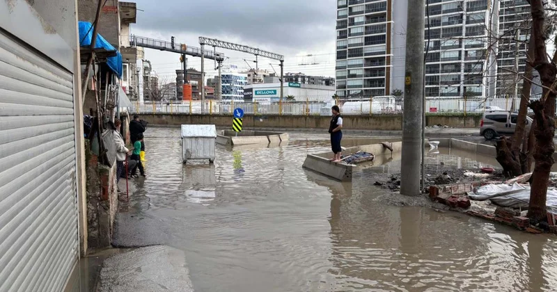 İzmir de sağanak hayatı olumsuz etkiledi