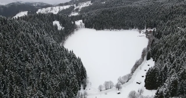 Karagöl buz tuttu, beyaz örtü altındaki manzara hayran bıraktı Artvin Haberleri