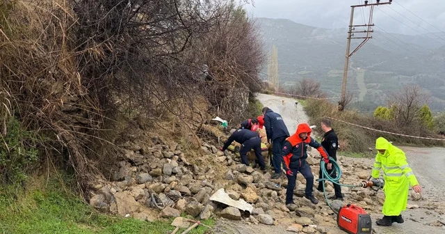 Manisa da çöken duvarın altında kalan kamyonetin sürücüsü öldü Manisa Haberleri