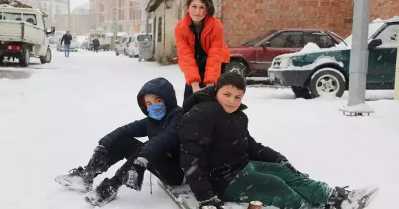 Eğitime kar engeli! Bir ilde okullar tatil edildi