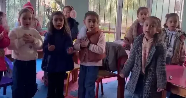 Lazkiye deki anaokulunda Suriyeli çocuklar Türkçe ilahi söyledi VİDEO İZLE
