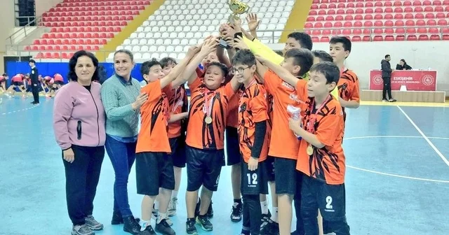 Hentbol Küçük Erkekler İl Birinciliği sona erdi Eskişehir Haberleri