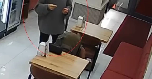 Çiğ köfte dükkanında sipariş ettiği dürüme sakal kılı koydu Elazığ Haberleri