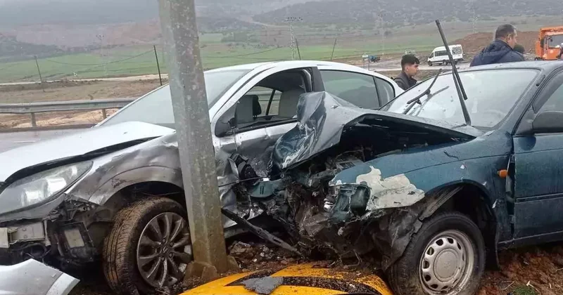 Gaziantep’te çarpışan araçların sürücüleri yaralandı