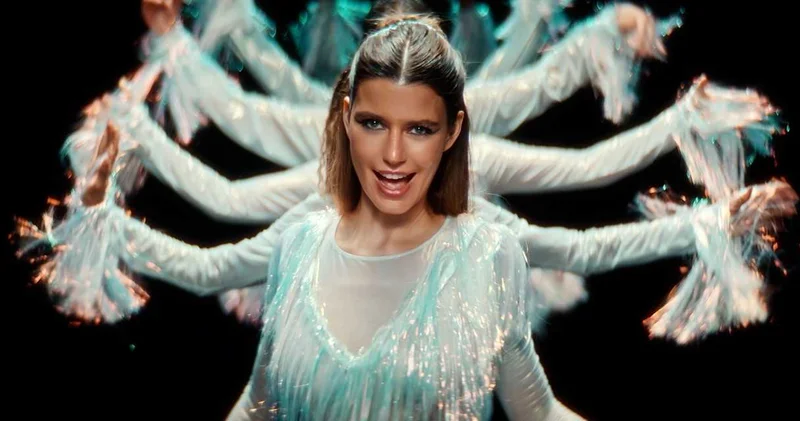 Beren Saat ten müziğe ilk adım! İngilizce şarkısı olay oldu