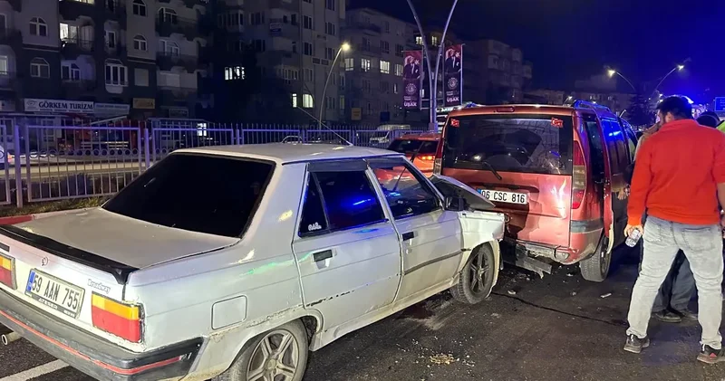 Uşak ta zincirleme kaza! 4 araç birbirine girdi 6 kişi yaralandı