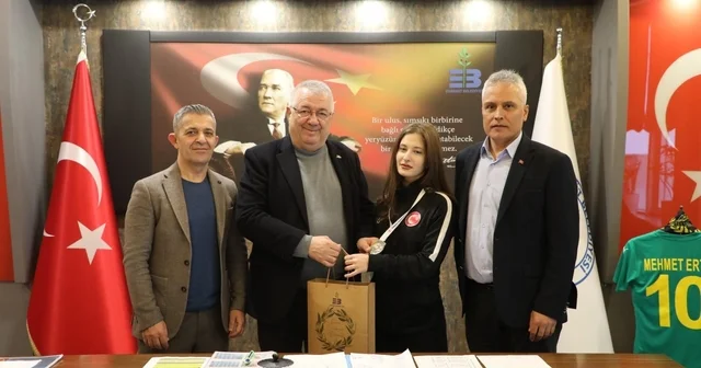 Edremit in gururu Ecrin Yanıt tan bir Türkiye Şampiyonluğu daha Edremitli Milli Sporcu Ecrin Yanıt Türkiye Şampiyonu oldu Ecrin Yanıt başarılarına bir yenisini ekledi Balıkesir Haberleri