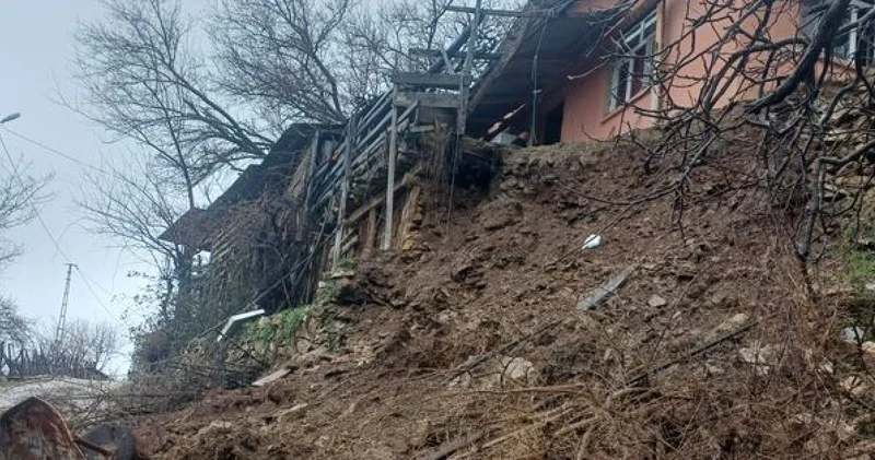 Adana da bir evin istinat duvarı çöktü