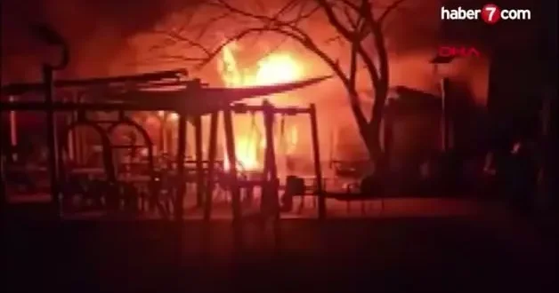 Avcılar da kafede korkutan yangın: Kızgın yağa su dökünce alev aldı