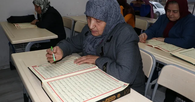 Gaziantepli Hamide teyze, 70 yaşında Kur an ı Kerim okumayı başardı Gaziantep Haberleri