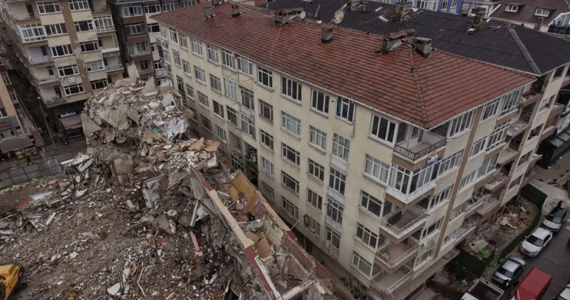 Büyük panik! Yıkımı yapılırken yanındaki binaya devrildi! Son dakika haberleri