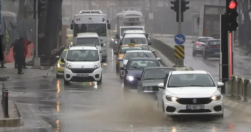 Edirne’de yağmur etkili oldu, cadde ve sokaklar göle döndü