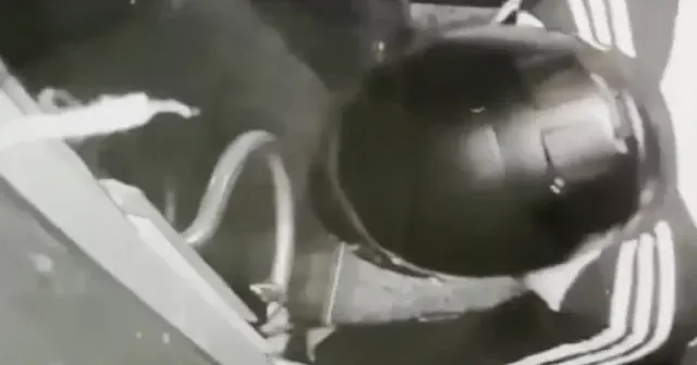 Bakırköy’de polis alarma geçti: İş merkezi girişine el bombası asıldığı anlar kamerada VİDEO İZLE