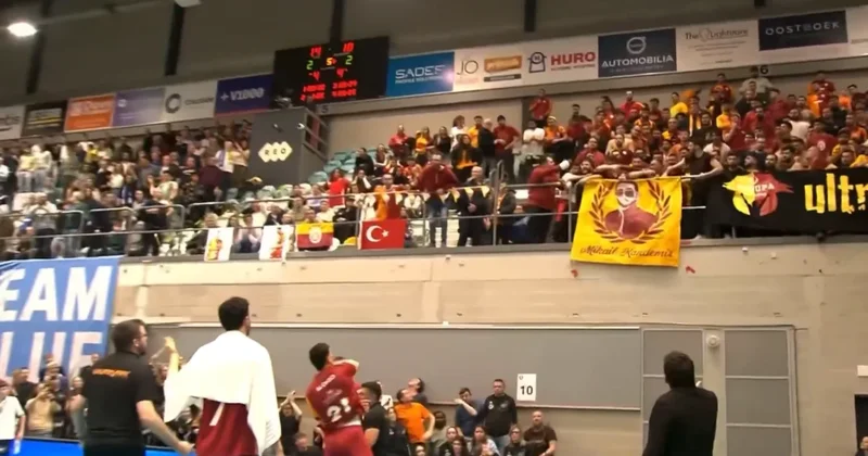 Galatasaraylı yıldız, kendi taraftarına şişe fırlattı! Sözcü Gazetesi