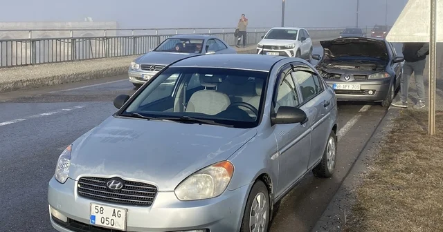 Sivas ta buzlanma nedeniyle meydana gelen zincirleme kazalarda 51 araç hasar gördü Sivas Haberleri