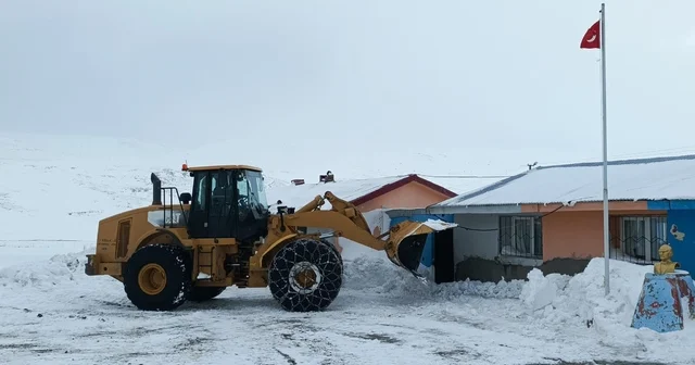 Iğdır da ulaşıma kapanan 19 köy yolunda çalışmalar devam ediyor Iğdır Haberleri