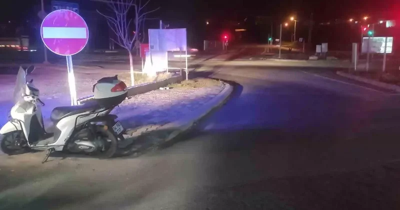 Devrilen motosikletin sürücüsü ambulansta tedavi edildi