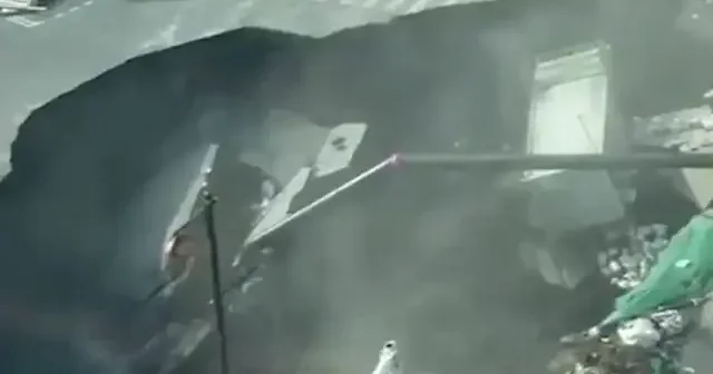 Şanghay’da yol çöktü: Devasa göçük kameraya yansıdı VİDEO İZLE