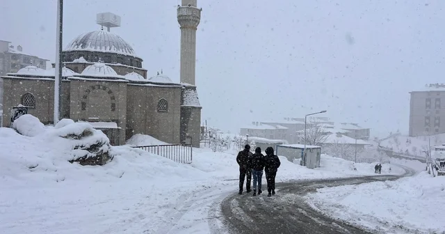Yüksekova da kar yağışı nedeniyle 28 yerleşim yeri ulaşıma kapandı Hakkari Haberleri