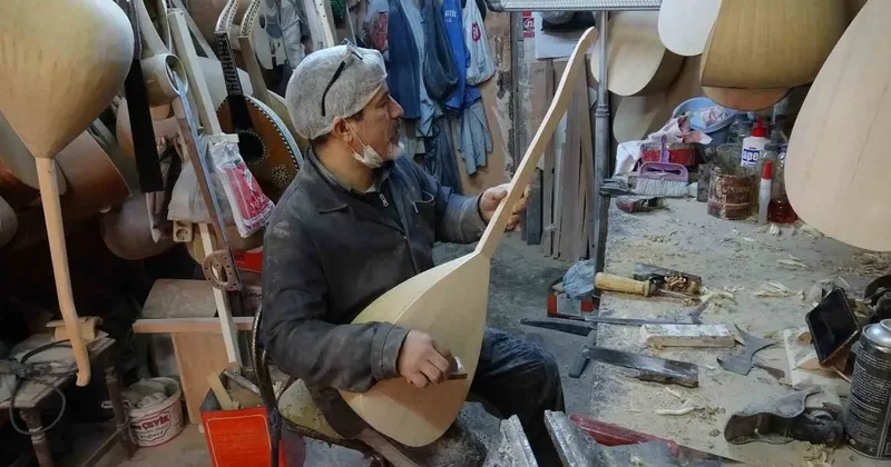 Baba yadigarı atölyede 35 yıldır bağlama üretiyor