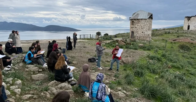 Menteşe nin gönüllü gençlerinden Bodrum da sanat çıkartması Muğla Haberleri