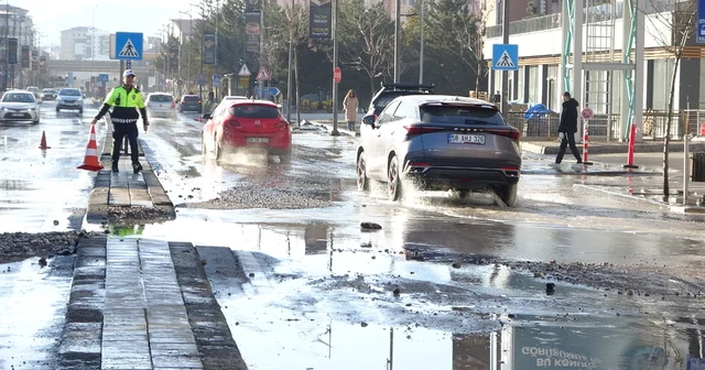 Sivas ta ana şebeke borusu patladı; yol çöktü Sivas Haberleri
