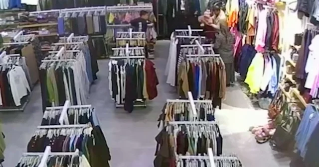 Soğukkanlı esnaf bebeği hayata bağladı Soluk borusuna kağıt parçası kaçan bebek esnafın müdahalesiyle kurtuldu Manisa Haberleri