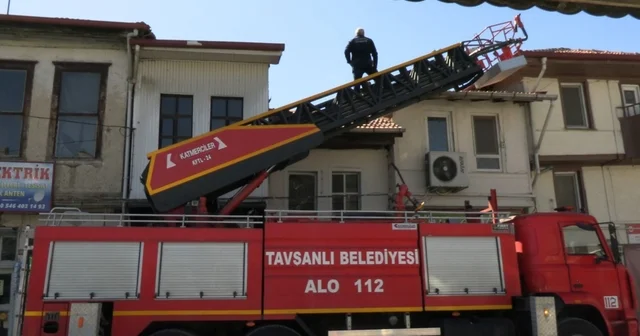 Tavşanlı da çatı yangını paniğe neden oldu, hatalı parklar itfaiyeye zor anlar yaşattı Kütahya Haberleri