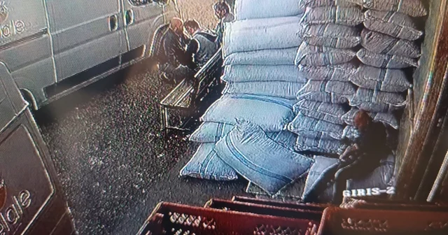 Ölüm, fırın çalışanını çay molasında yakaladı Dinlenmek için dışarı çıkan fırın çalışanının çuvalın üzerinde kalp krizi geçirme anı kameralara yansıdı Kalp masajı yapılan 51 yaşındaki adam, tüm müdahalelere rağmen kurtarılamadı Antalya Haberleri