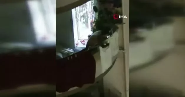 Adana’da bir genç eline aldığı kolonya şişesiyle herkesi tehdit etti