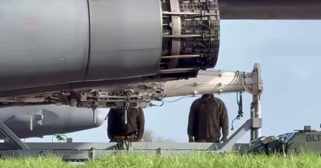 Amerikan B 1 bombardıman uçaklarına devasa mühimmatlar yüklenirken görüntülendi