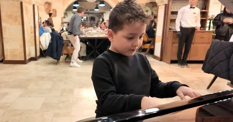 Düzce Belediyesi nden anlamlı 12 Mart İstiklal Marşı nın Kabulü deneyi! Minik piyanist büyük takdir topladı