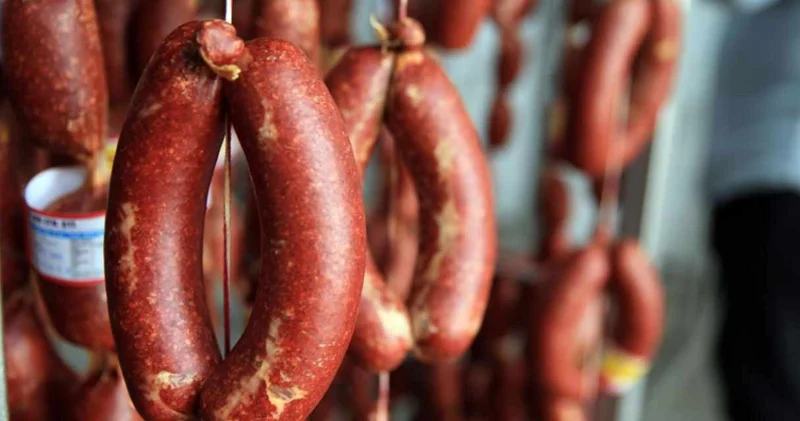 Gurme sucuğun içinden baş eti çıktı: Ünlü kasap kırmızı listeye girdi