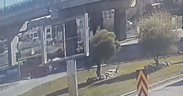 Elektrikli bisiklet ile motosiklet çarpıştı: 1 yaralı Kaza anı güvenlik kamerasına yansıdı Antalya Haberleri