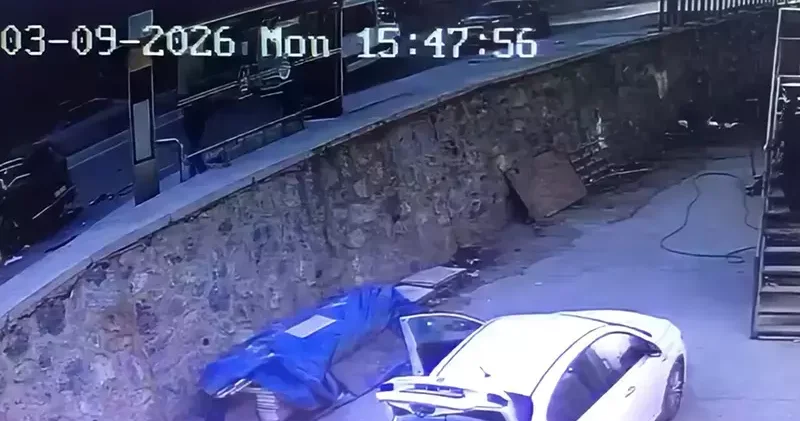 Sarıyer de virajı alamayan 18 yaşındaki sürücü karşı yöne uçtu; 4 kişinin yaralandığı kaza kamerada