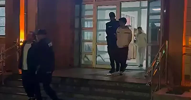 Firari hükümlü baba ile 2 oğlu, yangın merdiveninde yakalandı