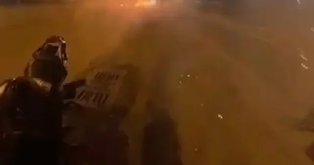 Motosikletli sürücü arkadaşlarına peş peşe havai fişek fırlattı VİDEO İZLE