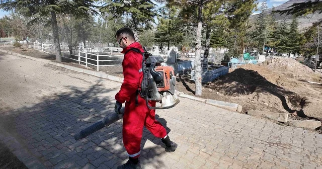 Yahyalı Belediyesi nden bayram öncesi mezarlıklarda temizlik çalışması Kayseri Haberleri
