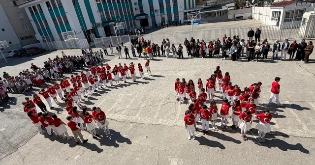 İzmir de öğrenciler İstiklal Marşı nı işaret diliyle okudu İlkokul öğrencilerinden işaret diliyle İstiklal Marşı performansı İzmir Haberleri