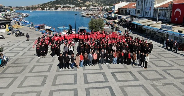 İstiklal Marşı nın her kıtasını şehrin ayrı bir noktasında okudular İzmir Haberleri