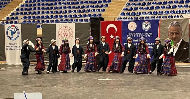 Muradiye nin minik halk oyuncuları il birincisi oldu Van Haberleri