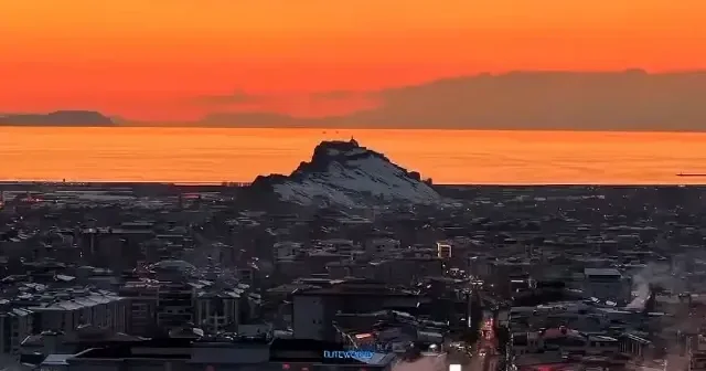 Van Gölü’nde güneşin altın vedası: Görenleri kendine hayran bıraktı VİDEO İZLE