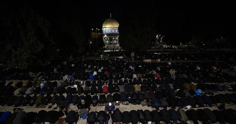 Soykırımcı İsrail, Kudüs te teravih namazı kılan Filistinlilere saldırdı