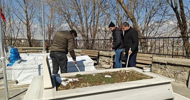 Muş ta bayram öncesi şehit mezarlıklarında bakım ve temizlik yapıldı Muş Haberleri
