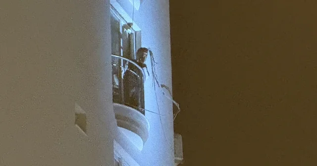 Adana da bir genç elindeki kolonya şişesiyle dehşet saçtı: Kendimi ve evi yakacağım Adana Haberleri