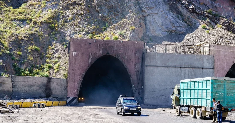 Dünyanın en tehlikeli tüneli: SUV araçları bile yutuyor Sözcü Gazetesi