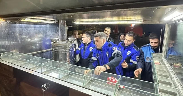 İzmir de iki bardak çayı 300 liraya satan satıcıların malzemelerine el konuldu İzmir Haberleri