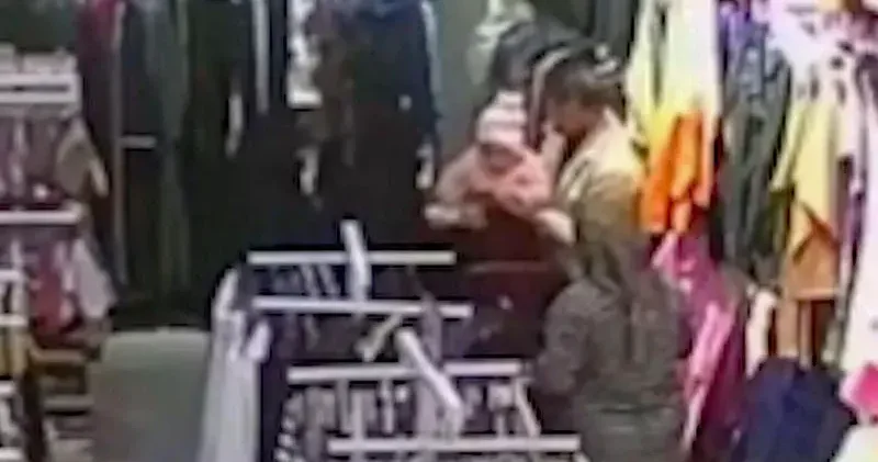 Bebeğin hayatını Heimlich manevrasıyla kurtardı