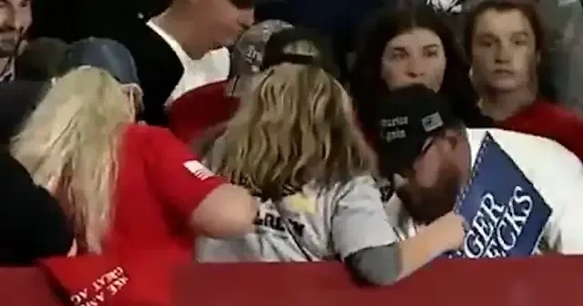 Donald Trump konuşurken olanlar oldu: Bir anda yere yığıldı kimse ne olduğunu anlamadı VİDEO İZLE